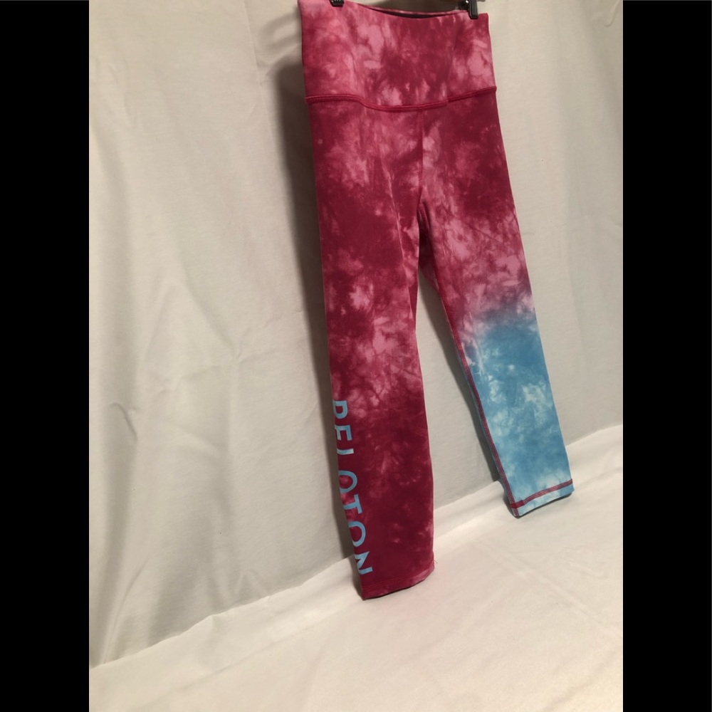 Peloton women’s fitness apparel Ombré Mist capri pants size medium.